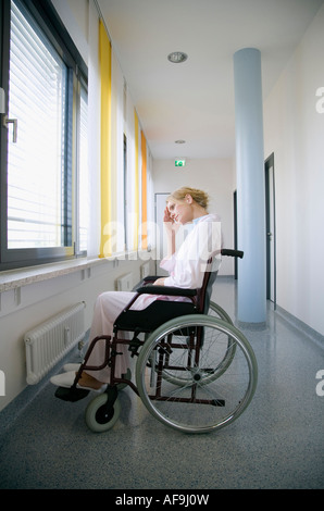 Femme assise dans un fauteuil roulant Banque D'Images