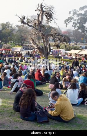 Foule de jeunes dans le parc de Recoleta, Buenos Aires Banque D'Images