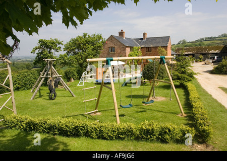 Gamme d'équipement de jeu d'aventure dans grand jardin Cotswolds UK Banque D'Images