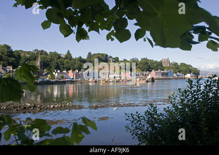 Maisons colorées le long de Tobermory Harbour avec old anchor en premier plan et les bateaux dans le port Ile de Mull Ecosse UK Banque D'Images
