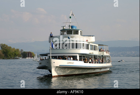 Ferry Limmat à venir à terre sur le lac de Zurich. Banque D'Images