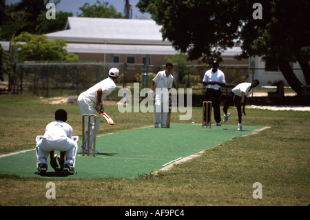 Grand Cayman,Îles,BWI,Antilles britanniques,Mer des Caraïbes,eau,Tropiques,temps chaud,climat,West Bay,jeune,Noir homme hommes,joueurs de cricket,GrandC Banque D'Images