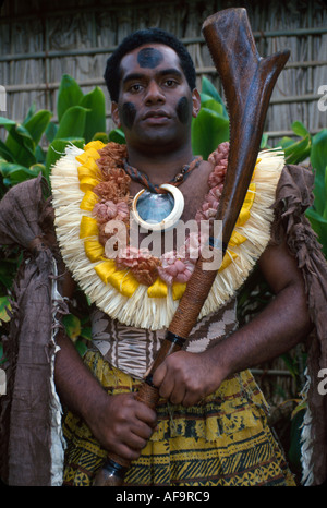 Hawaï, îles hawaïennes, Oahu Polynesian Cultural Centre Fidji chef dans regalia artisanat traditionnel bâtiments divertissement HI009MR, tourisme, voyage, destin Banque D'Images