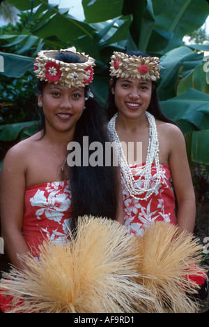 Hawaii,îles hawaïennes,Oahu Polynesian Cultural Center Tahitien femmes,femmes,dans regalia artisanat traditionnel bâtiments divertissement HI010,tourisme,tri Banque D'Images