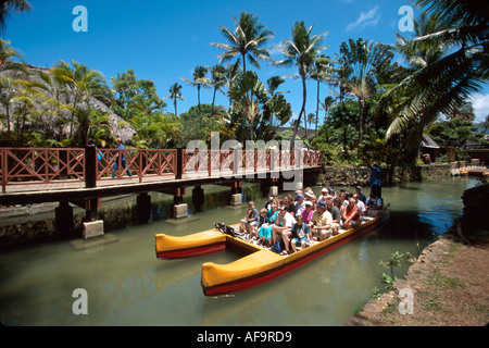 Hawaï, îles hawaïennes, Oahu Polynesian Cultural Centre Outrigger canoë tour artisanat traditionnel bâtiments divertissement HI012, États-Unis États-Unis AMO Banque D'Images