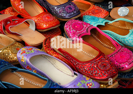 Fait main chaussons indiens colorés à la vente à un marché plein air