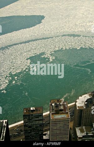 La glace blanche sur la surface du lac Michigan cyan contre le rivage de Chicago Banque D'Images