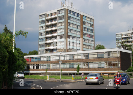 Conseil de bloc appartements, Walton-on-Thames, Surrey, Angleterre, Royaume-Uni Banque D'Images