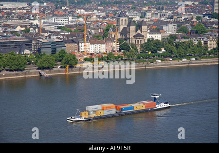 Porte-conteneurs sur le Rhin, en Allemagne, en Rhénanie du Nord-Westphalie, Rhin, Koeln Banque D'Images