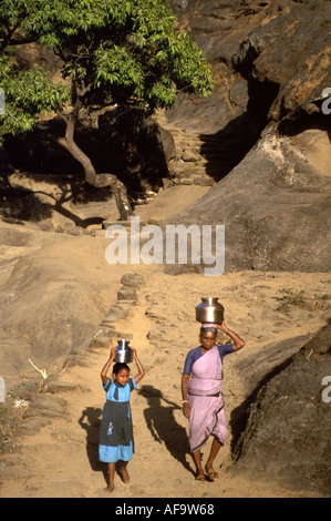 Inde,Indien,Asie,sous-continent asiatique,Mumbai,Bombay,Grottes de Kanheri,famille,famille,mère,parent,parents,père,enfant,enfants,contraste d'âge,fille Banque D'Images