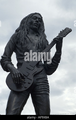 Jamaïque,Jamaican,Caraïbes eau de mer Tropiques,temps chaud,climat,Kingston,Independence Park,statue de Bob Marley,art public d'art, mémorial,célèbre musi Banque D'Images