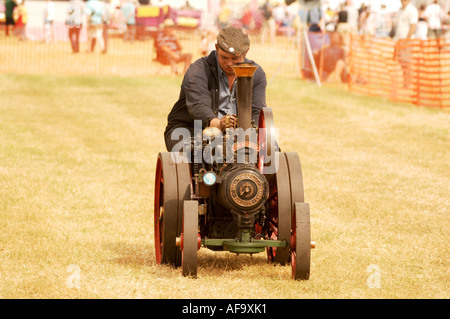 Petite machine à vapeur à l'escadre et roues à vapeur dans le Suffolk rougham UK 2006 Banque D'Images