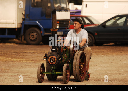 Petite machine à vapeur dans l'arena de roues et les ailes montrent la vapeur sur l'Aérodrome de Rougham UK Banque D'Images