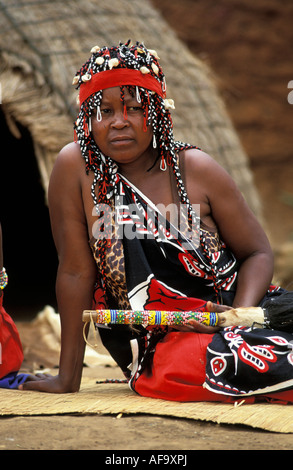 Zulu guérisseur spirituel assis devant sa hutte, village culturel de Shakaland Eshowe, nord de l'Afrique du Sud du Kwazulu Natal ; Banque D'Images