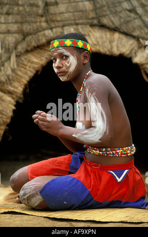 Zulu guérisseur spirituel assis devant sa hutte, village culturel de Shakaland Eshowe, nord de l'Afrique du Sud du Kwazulu Natal ; Banque D'Images