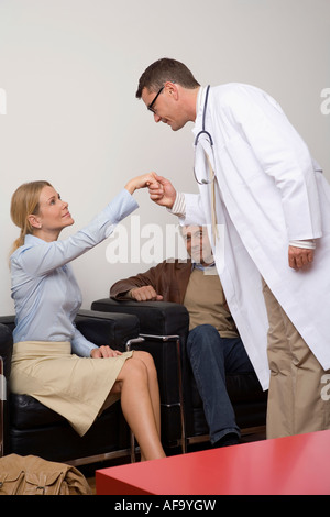 Doctor shaking hands with a patient Banque D'Images