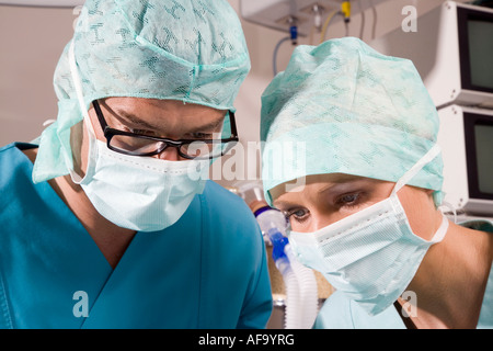 L'équipe de chirurgie au travail Banque D'Images