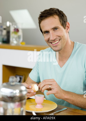 L'homme assis à table de petit déjeuner Banque D'Images