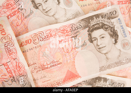 Cinquante livres sterling note répartis pour former un arrière-plan Banque D'Images