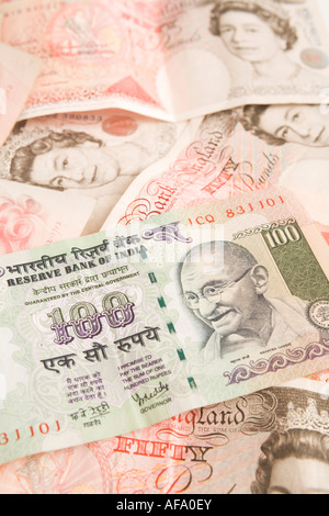 Une centaine de roupie indienne note sur les livres sterling note Banque D'Images