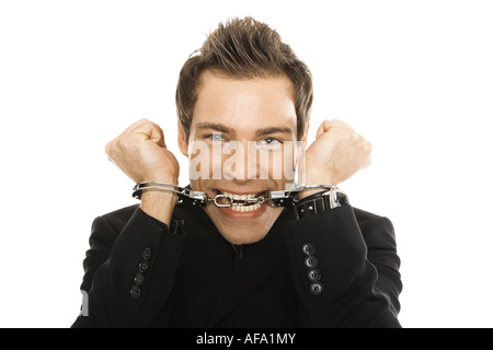 Jeune homme portant des menottes, close-up Banque D'Images