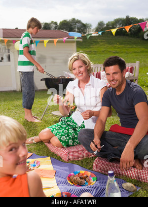 Dans la famille jardin, having barbecue Banque D'Images