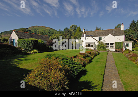 Scottish Country house en plein été avec dépendance et jardin formel Ecosse Perthshire Killin Banque D'Images