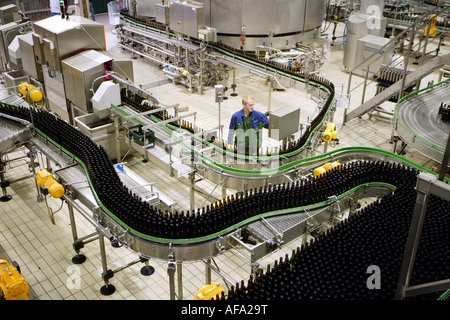 Brauerei C UNE Veltins GmbH und Co l'infuseur et malteur Ralf Wiegelmann au remplissage de bouteilles Banque D'Images