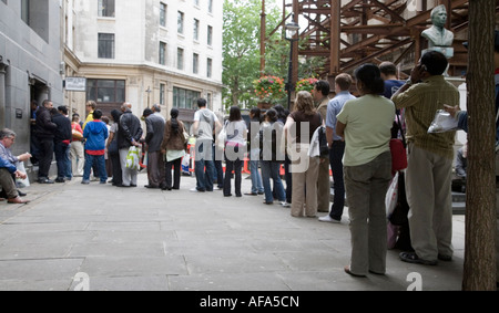 Une longue file d'attente pour les visas formes en dehors de la Haute Commission de l'Inde, à Londres, en Angleterre Banque D'Images