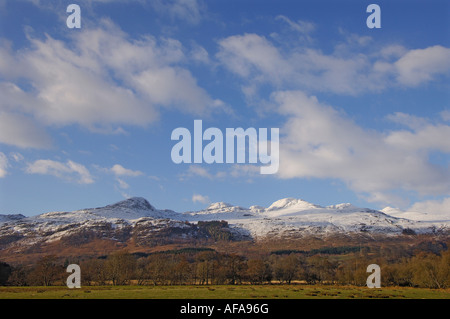 La neige recouvre tous les sommets des collines Tarmachan dans la gamme Ben Lawers Perthshire Scotland UK Banque D'Images