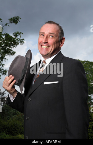 Cheeky chap avec le chapeau à la main Banque D'Images