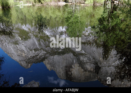 Reflet des falaises environnantes dans Mirror Lake, Yosemite Valley, Californie, USA. Banque D'Images