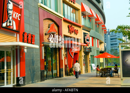 Pékin Chine, scène de rue avec des sociétés de restaurants étrangères KFC 'Pizza Hut' 'T.G.I.F' Restaurant extérieur Chinese Row Shops façades, capitale chinoise Banque D'Images