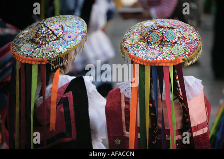 L'arrière de deux femmes portant des vêtements traditionnelle péruvienne avant un festival à Cuzco, Pérou Banque D'Images