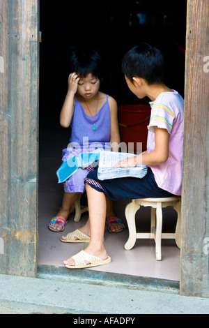 Les filles d'étudier ensemble dans une embrasure de Wuyuan Xiao Likeng Chine Village Banque D'Images