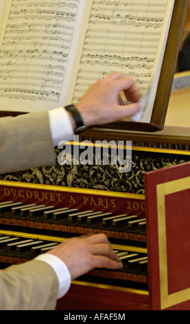Musicien jouant le clavecin Banque D'Images
