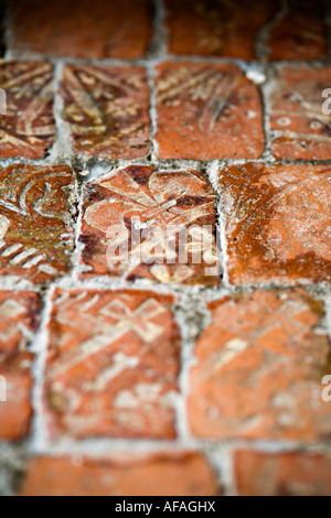 Carreaux médiéval sur le sol de l'église du xiie siècle à Chastleton, Oxfordshire, UK Banque D'Images