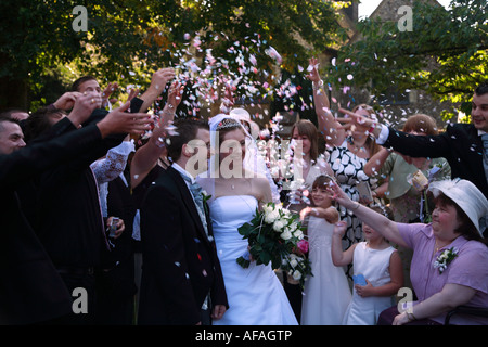 Jeter des confettis mariée marié St Marys Church Caterham Surrey England Banque D'Images