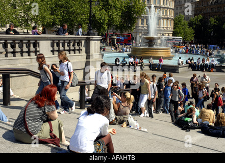 Les touristes sur les marches en face de la National Gallery, Trafalgar Square, Londres, Angleterre. Mai 2006. Banque D'Images