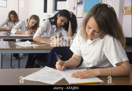 les filles de l'école secondaire qui font des examens ou des tests Banque D'Images