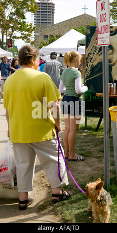 Chien avec Chiens non admis signer Cathedral Square Park Milwaukee Wisconsin USA Banque D'Images