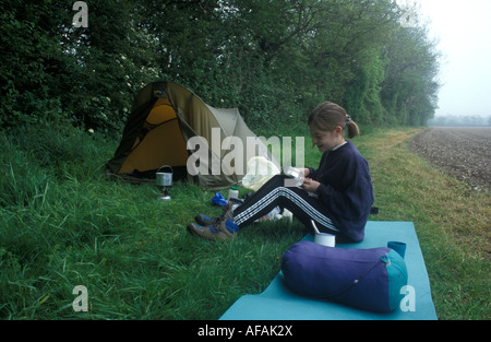 fille de camping Banque D'Images
