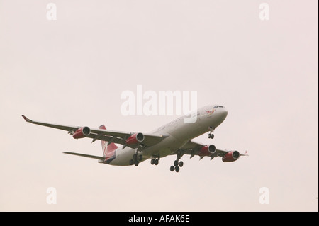 Un avion venant en bas pour atterrir à l'aéroport de East Midlands à proximité de Loughborough Banque D'Images