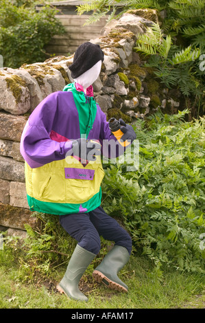 Un marcheur à l'épouvantail l'épouvantail Kettlewell Festival Kettlewell Yorkshire Dales National Park UK Banque D'Images