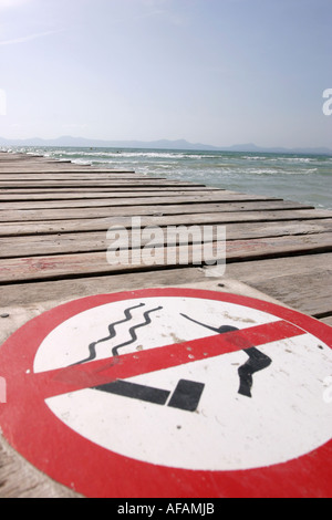 Inscrivez-vous pour avertir les gens de ne pas plonger du pont Alcudia Majorque Espagne Banque D'Images