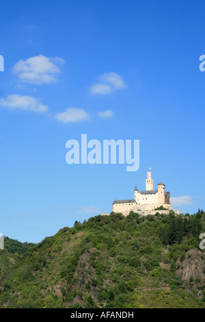 Forteresse de Marksburg s'élevant au-dessus de la rivière Rhin à Wuppertal en Allemagne Banque D'Images