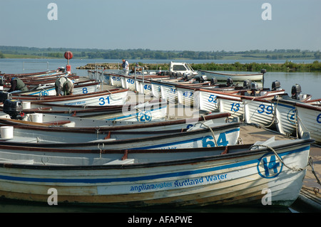 Rangée de location de bateaux de pêche amarrés à Normanton sur Rutland Water, England, UK Banque D'Images