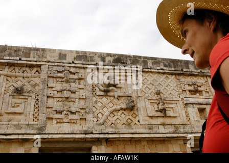 Portrait de profil de femme en face du quadrilatère des nonnes, ruines de Uxmal, Yucatan, Mexique Banque D'Images