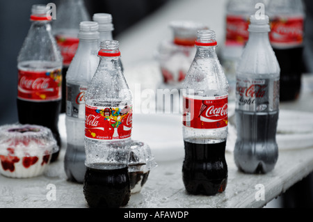 Ouvrir les bouteilles de Coca Cola Banque D'Images