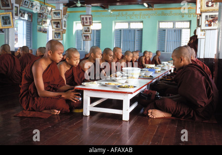 Mandalay moines en train de déjeuner dans leur monastère Banque D'Images